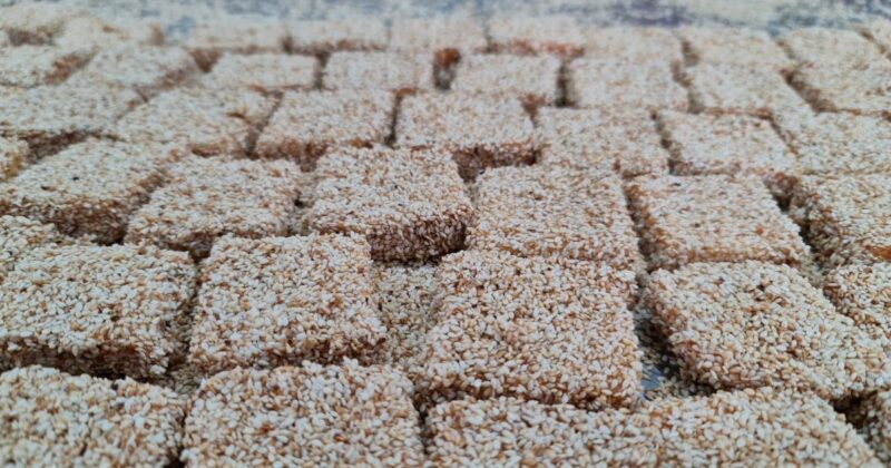 Bánh Khô Mè Cẩm Lệ