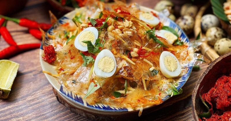 Bánh tráng trộn vỉa hè đa sắc màu